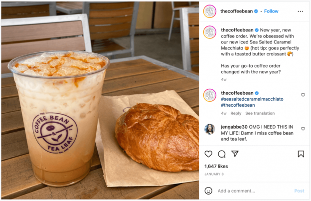 Аппетитный пост в Instagram от The Coffee Bean and Tea Leaf, демонстрирующий кофе со льдом и круассан. В подписи к этому сообщению спрашивается, изменился ли ваш заказ кофе с нового года. Ответы подписчиков бренда способствуют увеличению уровня вовлеченности, что является главным показателем для измерения успеха в социальных сетях.
